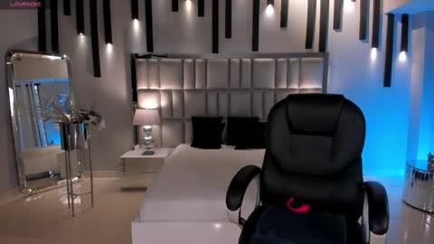 Jenna Olson  online show from January 8, 6:10 pm