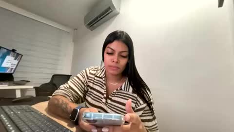 Snapshot of jennifer_oliveira chatting on October 30, 5:42 am Jenn 3 online show from October 30, 5:42 am