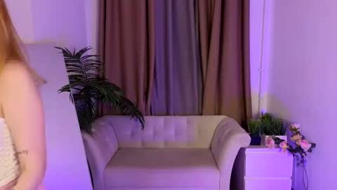 Snapshot of jennifer_shy_ chatting on June 20, 11:13 am Jennifer online show from June 20, 11:13 am