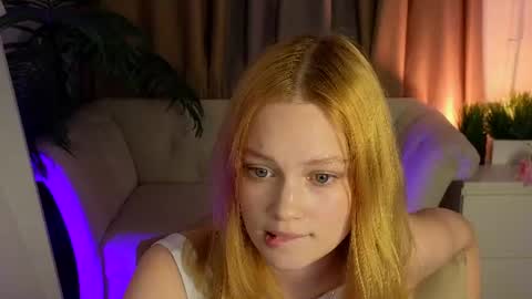 Snapshot of jennifer_shy_ chatting on June 21, 9:45 am Jennifer online show from June 21, 9:45 am