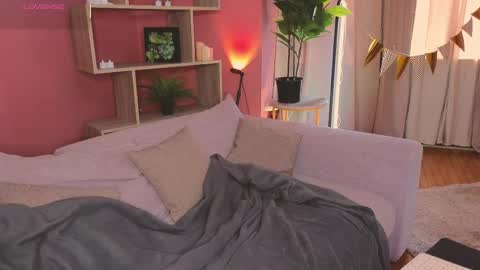 Snapshot of jennyfer_me chatting on May 2, 12:43 pm jennyfer_me online show from May 2, 12:43 pm