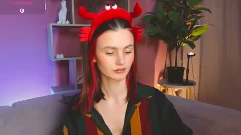 Snapshot of jennyfer_me chatting on June 11, 12:25 pm jennyfer_me online show from June 11, 12:25 pm
