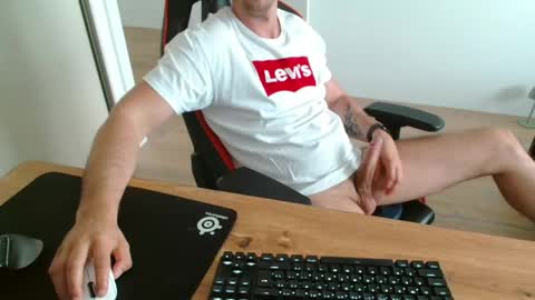 Snapshot of jerklove1006 chatting on June 1, 1:57 pm Boy likes daddies online show from June 1, 1:57 pm