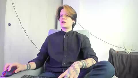 Snapshot of jerrycole_ chatting on December 17, 3:51 pm Angelo online show from December 17, 3:51 pm