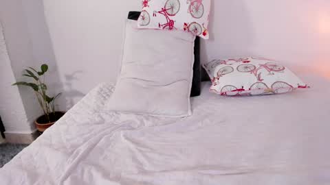 Snapshot of jess1ca_herrera chatting on February 6, 12:00 am jessica herreraToday I will be your devil and you my victim online show from February 6, 12:00 am