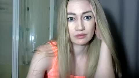 Snapshot of jessfox1 chatting on December 19, 12:02 am JessFox1 online show from December 19, 12:02 am