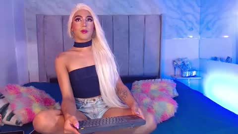 Snapshot of jessika_rabbits chatting on December 21, 2:41 am JESS online show from December 21, 2:41 am