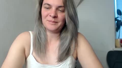 Snapshot of jessyangels chatting on April 15, 7:37 am jessyangels online show from April 15, 7:37 am