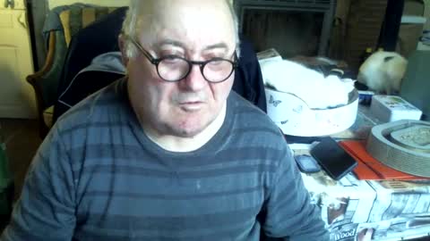 Snapshot of jesuisfou400 chatting on February 11, 9:53 am guy online show from February 11, 9:53 am