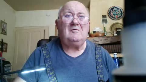 Snapshot of jesuisfou400 chatting on April 26, 2:04 pm guy online show from April 26, 2:04 pm