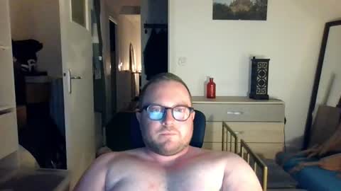 Snapshot of jeuneloup92 chatting on July 17, 12:17 am jeuneloup92 online show from July 17, 12:17 am