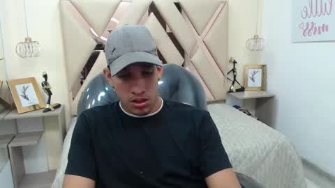 Snapshot of jheidertwink chatting on December 10, 4:24 am Jheider R. online show from December 10, 4:24 am