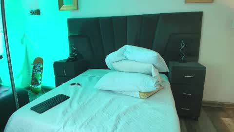 jhoanleandro online show from February 8, 4:36 am