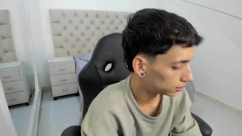 jhoanleandro online show from November 25, 5:29 am