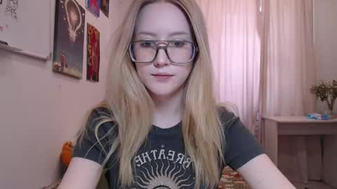 Snapshot of joan_kiss chatting on May 16, 9:50 am joan_kiss online show from May 16, 9:50 am