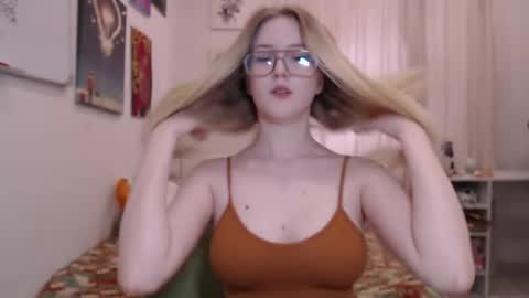 Snapshot of joan_kiss chatting on May 29, 2:37 pm joan_kiss online show from May 29, 2:37 pm