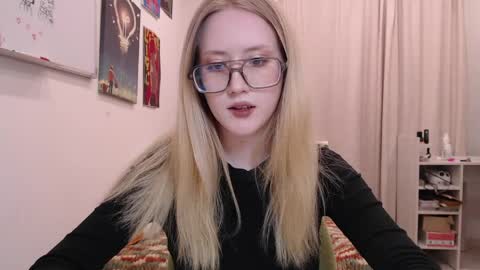 Snapshot of joan_kiss chatting on June 2, 9:17 pm joan_kiss online show from June 2, 9:17 pm
