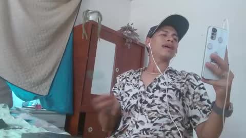 Snapshot of johan_kitten chatting on May 8, 7:08 pm johan online show from May 8, 7:08 pm