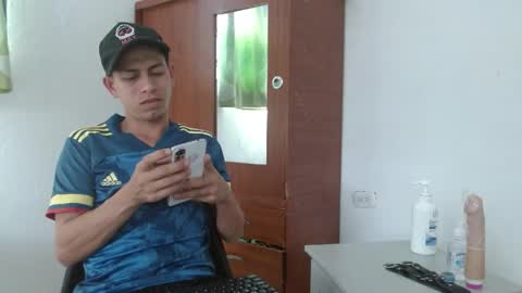 Snapshot of johan_kitten chatting on June 3, 6:57 pm johan online show from June 3, 6:57 pm