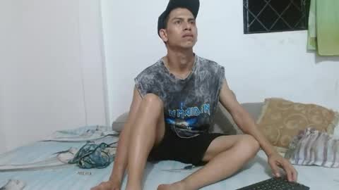 Snapshot of johan_kitten chatting on June 7, 3:21 am johan online show from June 7, 3:21 am