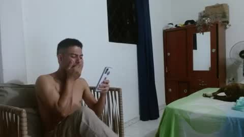 Snapshot of johan_kitten chatting on July 15, 12:16 am johan online show from July 15, 12:16 am