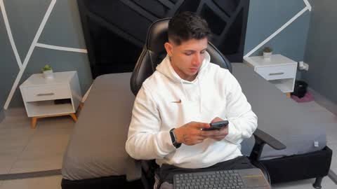 Snapshot of johan_williams_07 chatting on December 24, 4:11 am Johan Williams online show from December 24, 4:11 am