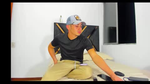 john_hot690 online show from April 8, 4:34 am