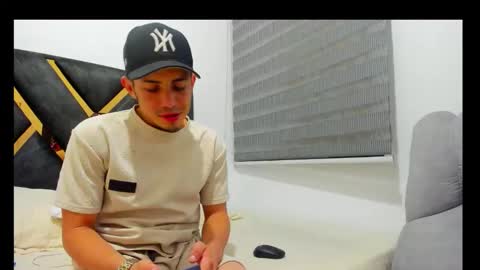 john_hot690 online show from April 12, 4:50 am