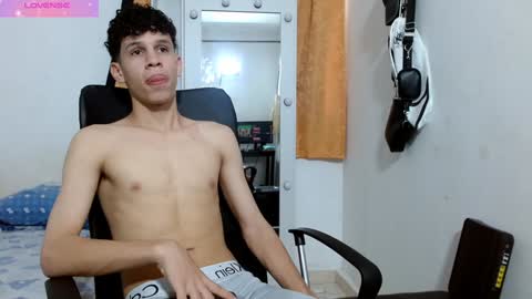 john_ssnow29 online show from December 1, 6:41 pm