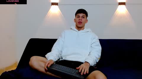 Snapshot of john_ssnow29 chatting on December 20, 10:55 am john_ssnow29 online show from December 20, 10:55 am