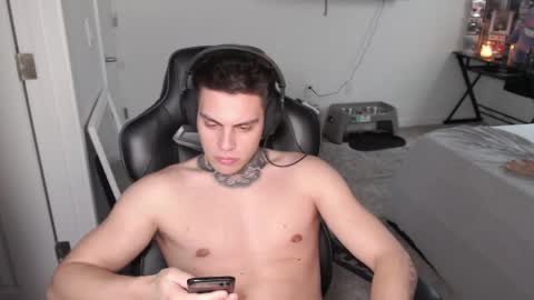 Snapshot of johnafterdark chatting on May 19, 6:47 pm JAXX online show from May 19, 6:47 pm