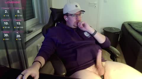 Snapshot of johndor22 chatting on December 17, 8:32 pm Jones online show from December 17, 8:32 pm