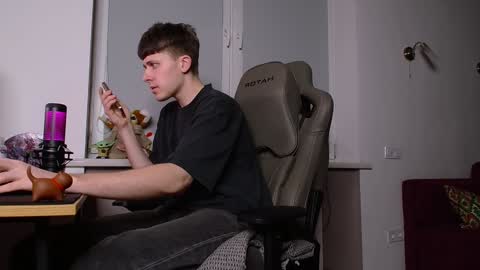 Snapshot of johnny_boom chatting on January 10, 8:37 pm johnny boom online show from January 10, 8:37 pm