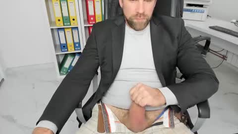 Snapshot of johnnydough82 chatting on December 18, 7:15 am johnnydough82 online show from December 18, 7:15 am