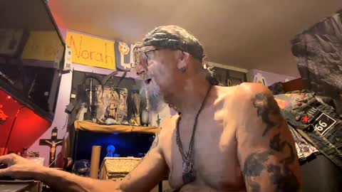 Snapshot of johnnyshung1 chatting on December 2, 11:12 am johnnyshung1 online show from December 2, 11:12 am