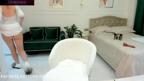 Jolie Ozolla online show from April 17, 1:58 pm