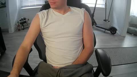 Snapshot of jonaron1121 chatting on December 14, 10:07 pm Jon online show from December 14, 10:07 pm