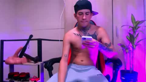 josue_linares online show from May 24, 4:50 am