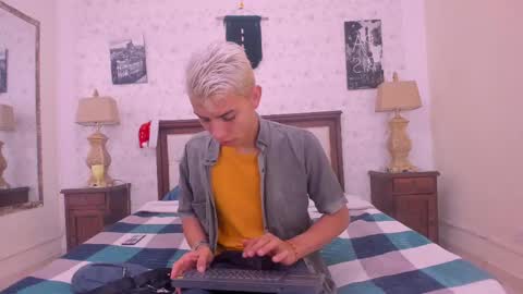 J U A N   L O V E R S online show from December 5, 12:44 pm