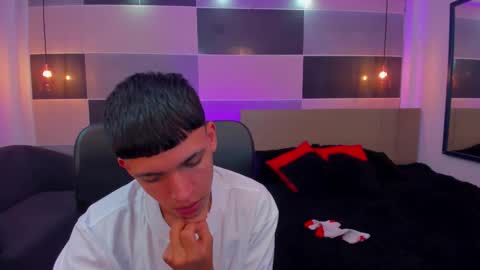 Snapshot of juan_nd_steven chatting on December 3, 5:20 am JuanSteven online show from December 3, 5:20 am