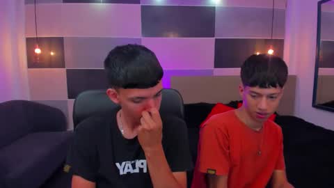 Snapshot of juan_nd_steven chatting on December 4, 4:32 am JuanSteven online show from December 4, 4:32 am