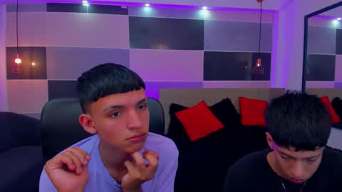 Snapshot of juan_nd_steven chatting on December 13, 9:24 am JuanSteven online show from December 13, 9:24 am