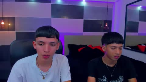 Snapshot of juan_nd_steven chatting on December 18, 4:42 am JuanSteven online show from December 18, 4:42 am