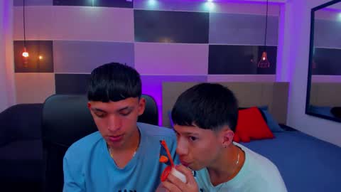 Snapshot of juan_nd_steven chatting on December 20, 5:04 am JuanSteven online show from December 20, 5:04 am