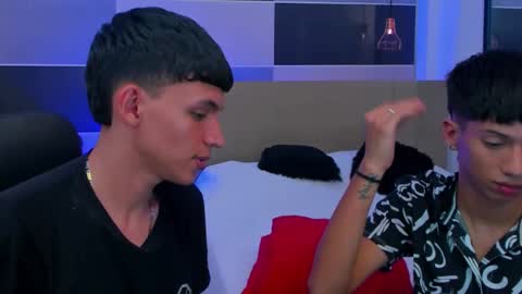 Snapshot of juan_nd_steven chatting on February 20, 7:34 am JuanSteven online show from February 20, 7:34 am