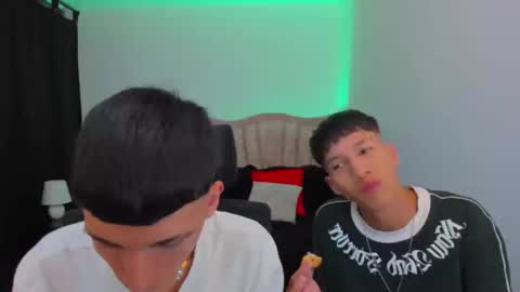 Snapshot of juan_nd_steven chatting on October 3, 4:09 am JuanSteven online show from October 3, 4:09 am