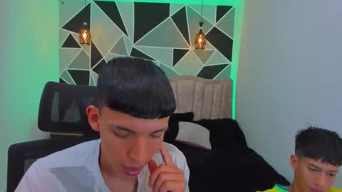 Snapshot of juan_nd_steven chatting on November 12, 4:35 am JuanSteven online show from November 12, 4:35 am