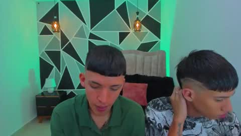 Snapshot of juan_nd_steven chatting on November 14, 4:11 am JuanSteven online show from November 14, 4:11 am