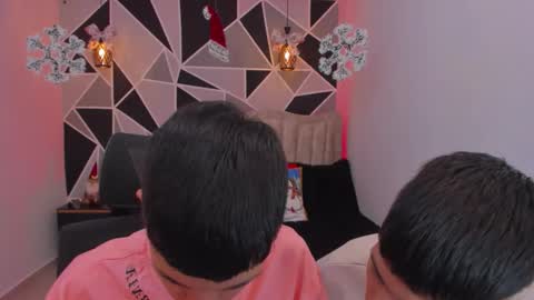 Snapshot of juan_nd_steven chatting on December 4, 4:33 am JuanSteven online show from December 4, 4:33 am