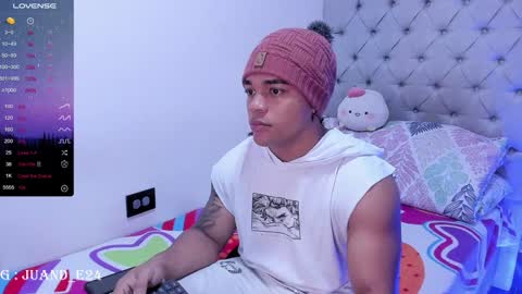 independent model online show from December 16, 2:15 am